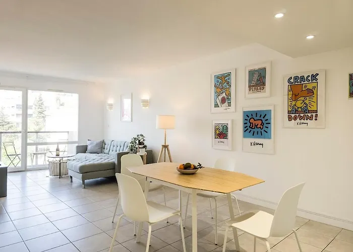 A022 Chic Cannes Flat Balcony Parking